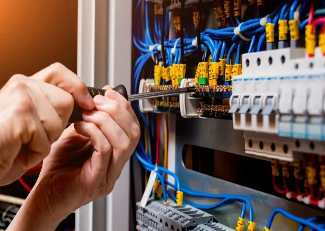 Προστατέψτε την Επιχείρησή Σας: Κατανοήστε τις Ασφαλιστικές Καλύψεις που Χρειάζεται Κάθε Ηλεκτρολόγος