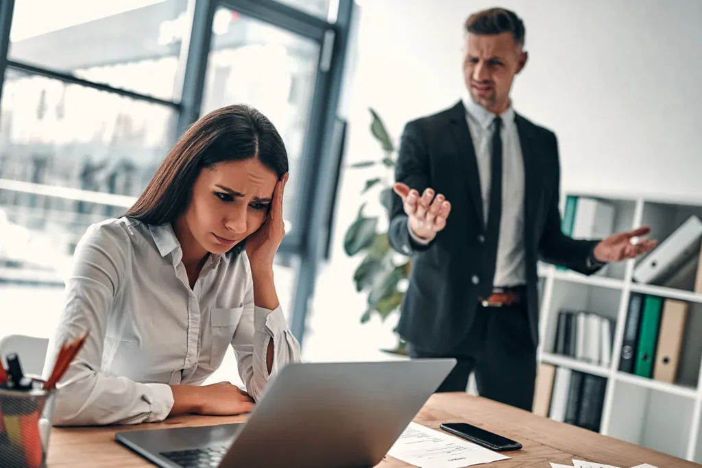 Πώς να Χειριστείτε έναν Αγενή Συνάδελφο ή Πελάτη: Πρακτικός Οδηγός για Ψυχραιμία & Επαγγελματισμό