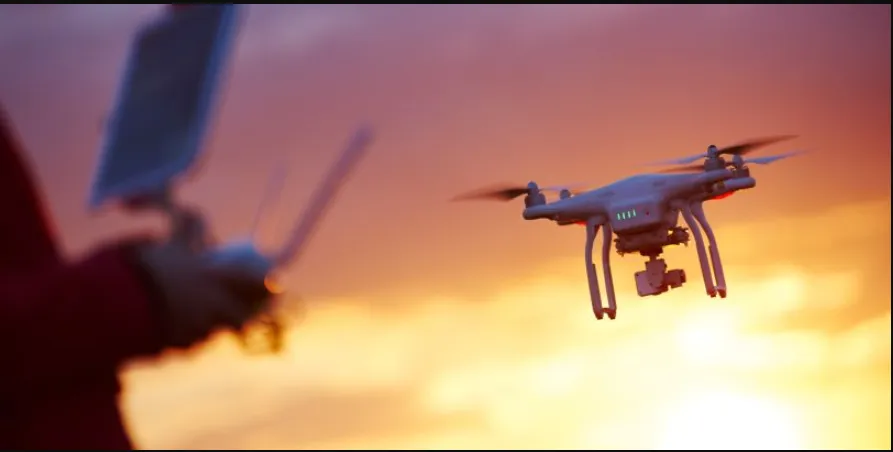 Ασφάλιση Αστικής Ευθύνης Drone: Γιατί η Wise Daedalus είναι η καλύτερη επιλογή για επαγγελματίες και ιδιώτες Τα drones έχουν πλέον εξελιχθεί από ένα απλό χόμπι σε ένα απαραίτητο εργαλείο για φωτογράφους, βιντεογράφους, μηχανικούς, μεσίτες, επιθεωρητές έργων, γεωπόνους και πολλές ακόμη επαγγελματικές δραστηριότητες. Παράλληλα, χιλιάδες ιδιώτες απολαμβάνουν τις δυνατότητες που προσφέρουν οι τηλεκατευθυνόμενες συσκευές για ψυχαγωγία και εναέρια λήψη. Όμως, όσο αυξάνονται οι δυνατότητες ενός drone, τόσο αυξάνεται και η ευθύνη του χειριστή. Ένα απρόοπτο συμβάν μπορεί να προκαλέσει σωματικές βλάβες ή υλικές ζημιές σε τρίτους, με σημαντικές οικονομικές και νομικές συνέπειες. Η Wise Daedalus προσφέρει μια ολοκληρωμένη λύση ασφάλισης Αστικής Ευθύνης Drone, σχεδιασμένη ώστε να προστατεύει τόσο τους επαγγελματίες όσο και τους ιδιώτες χειριστές, προσφέροντας ασφάλεια σε κάθε πτήση. Γιατί είναι απαραίτητη η ασφάλιση Drone; Η χρήση drone συνοδεύεται από συγκεκριμένες υποχρεώσεις. Από 01/06/2016, η Υπηρεσία Πολιτικής Αεροπορίας όρισε ως υποχρεωτική την ασφάλιση των χειριστών μη επανδρωμένων αεροσκαφών (Drone). Η ύπαρξη ασφαλιστηρίου δεν αποτελεί απλώς μία τυπική υποχρέωση. Αποτελεί την οικονομική προστασία του χειριστή απέναντι σε απαιτήσεις τρίτων σε περίπτωση ατυχήματος. Γιατί να επιλέξετε τη Wise Daedalus; Η Wise Daedalus γνωρίζει ότι κάθε drone αποτελεί ένα σημαντικό εργαλείο εργασίας ή ψυχαγωγίας. Για αυτό προσφέρει ένα πρόγραμμα Αστικής Ευθύνης που καλύπτει τις πραγματικές ανάγκες των χειριστών χωρίς πολύπλοκες διαδικασίες. Το πρόγραμμα απευθύνεται σε: επαγγελματίες φωτογράφους βιντεογράφους δημιουργούς περιεχομένου τεχνικές εταιρείες επιθεωρητές έργων μεσίτες ακινήτων εταιρείες παραγωγής ιδιώτες χρήστες drone Η ασφάλιση καλύπτει τόσο την επαγγελματική χρήση για λήψη αεροφωτογραφιών και γυρισμάτων όσο και την ιδιωτική χρήση για προσωπική διασκέδαση. Τι καλύπτει η ασφάλιση Αστικής Ευθύνης Drone; Το ασφαλιστήριο καλύπτει την αστική ευθύνη του ασφαλισμένου για: Σωματικές βλάβες τρίτων Υλικές ζημιές προς τρίτους εφόσον αυτές προκληθούν από τη λειτουργία και χρήση του drone λόγω υπαιτιότητας του χειριστή. Όρια κάλυψης Το πρόγραμμα παρέχει τα παρακάτω ασφαλιστικά όρια: Σωματικές βλάβες έως 10.000€ ανά μεμονωμένο ατύχημα έως 20.000€ ανά ομαδικό ατύχημα Υλικές ζημιές έως 5.000€ ανά ατύχημα Ανώτατη ευθύνη εταιρείας έως 50.000€ Απαλλαγή 300€ ανά υλική ζημιά. Σε ποιες περιπτώσεις ισχύει η κάλυψη; Η ασφάλιση ισχύει όταν: η χρήση γίνεται από τον ιδιοκτήτη ή τον χειριστή του drone ο χειριστής βρίσκεται σε σταθερό σημείο τηρούνται οι τεχνικές προδιαγραφές του drone δεν παραβιάζονται τα επιτρεπόμενα όρια πτήσης (ύψος, καιρικές συνθήκες, μέτρα ασφαλείας κ.λπ.) υπάρχει ξεχωριστό ασφαλιστήριο για κάθε drone. Η ισχύς του ασφαλιστηρίου καλύπτει ολόκληρη την ελληνική επικράτεια. Επιπλέον διευκόλυνση για επαγγελματίες Για τους επαγγελματίες χρήστες προβλέπεται ότι, σε περίπτωση βλάβης ή δυσλειτουργίας του ασφαλισμένου drone, επιτρέπεται η αντικατάστασή του πριν από την έναρξη της συγκεκριμένης εκδήλωσης και αποκλειστικά για αυτή. Η δυνατότητα αυτή εξυπηρετεί ιδιαίτερα επαγγελματίες που δεν μπορούν να διακόψουν μία προγραμματισμένη φωτογράφιση ή παραγωγή. Ποιες είναι οι βασικές εξαιρέσεις; Όπως σε κάθε ασφαλιστήριο Αστικής Ευθύνης, υπάρχουν συγκεκριμένες εξαιρέσεις. Δεν καλύπτονται: αμοιβές δικηγόρων και λοιπά νομικά έξοδα του ασφαλισμένου διαφυγόντα κέρδη ή αποθετική ζημία ζημιές σε καλλιεργούμενες εκτάσεις, δάση ή αρχαιολογικά ευρήματα ζημιές στο ίδιο το drone ή στον συμπληρωματικό εξοπλισμό του ζημιές που προκαλούνται από υπέρβαση των προδιαγραφών ή των αδειών χρήσης ζημιές που συνιστούν ποινικό αδίκημα. Διαδικασία σε περίπτωση ζημιάς Σε περίπτωση ατυχήματος, ο ιδιοκτήτης ή ο χειριστής του drone πρέπει να ενημερώσει την ασφαλιστική εταιρεία εντός 8 ημερολογιακών ημερών, παρέχοντας σαφή περιγραφή του περιστατικού και όλα τα απαραίτητα στοιχεία. Ποια στοιχεία απαιτούνται για την ασφάλιση; Για την έκδοση του ασφαλιστηρίου απαιτούνται στοιχεία όπως: τύπος μάρκα αριθμός στροφείων βάρος χρώμα έτος κατασκευής υλικό κατασκευής κινητήρες πηγή ενέργειας αριθμός πλαισίου (S/N) αξία του drone. Ετήσιο κόστος ασφάλισης Το ετήσιο ασφάλιστρο διαμορφώνεται ανάλογα με την αξία του drone: Αξία Drone Ετήσιο Κόστος έως 1.000€ 80€ έως 3.000€ 140€ πάνω από 3.000€ 190€ Γιατί η Wise Daedalus κάνει τη διαφορά; Η Wise Daedalus δεν προσφέρει απλώς ένα ασφαλιστήριο. Προσφέρει την ασφάλεια που χρειάζεται κάθε χειριστής drone ώστε να πετά με μεγαλύτερη σιγουριά. Επιλέγοντας τη Wise Daedalus, αποκτάτε: ασφαλιστική λύση που ανταποκρίνεται στις απαιτήσεις της νομοθεσίας προστασία απέναντι σε απαιτήσεις τρίτων από σωματικές βλάβες και υλικές ζημιές κάλυψη για επαγγελματική και ιδιωτική χρήση ισχύ σε ολόκληρη την Ελλάδα ξεκάθαρους όρους και προκαθορισμένα όρια κάλυψης ανταγωνιστικό ετήσιο κόστος ανάλογα με την αξία του drone. Πετάξτε με μεγαλύτερη σιγουριά Ένα drone μπορεί να ανοίγει νέες επαγγελματικές και δημιουργικές δυνατότητες, όμως κάθε πτήση συνοδεύεται και από ευθύνη. Η σωστή ασφάλιση Αστικής Ευθύνης αποτελεί ουσιαστική προστασία απέναντι σε απρόβλεπτα περιστατικά που μπορούν να έχουν σημαντικές οικονομικές συνέπειες. Με τη Wise Daedalus, αποκτάτε μια ολοκληρωμένη ασφαλιστική λύση που καλύπτει τις σημαντικότερες περιπτώσεις αστικής ευθύνης από τη χρήση drone, με σαφείς όρους, συγκεκριμένα όρια κάλυψης και ασφάλιστρα προσαρμοσμένα στην αξία της συσκευής σας. Επικοινωνήστε σήμερα με τη Wise Daedalus για να λάβετε άμεσα την προσφορά που ταιριάζει στο δικό σας drone και να πετάτε με μεγαλύτερη ασφάλεια και αυτοπεποίθηση.